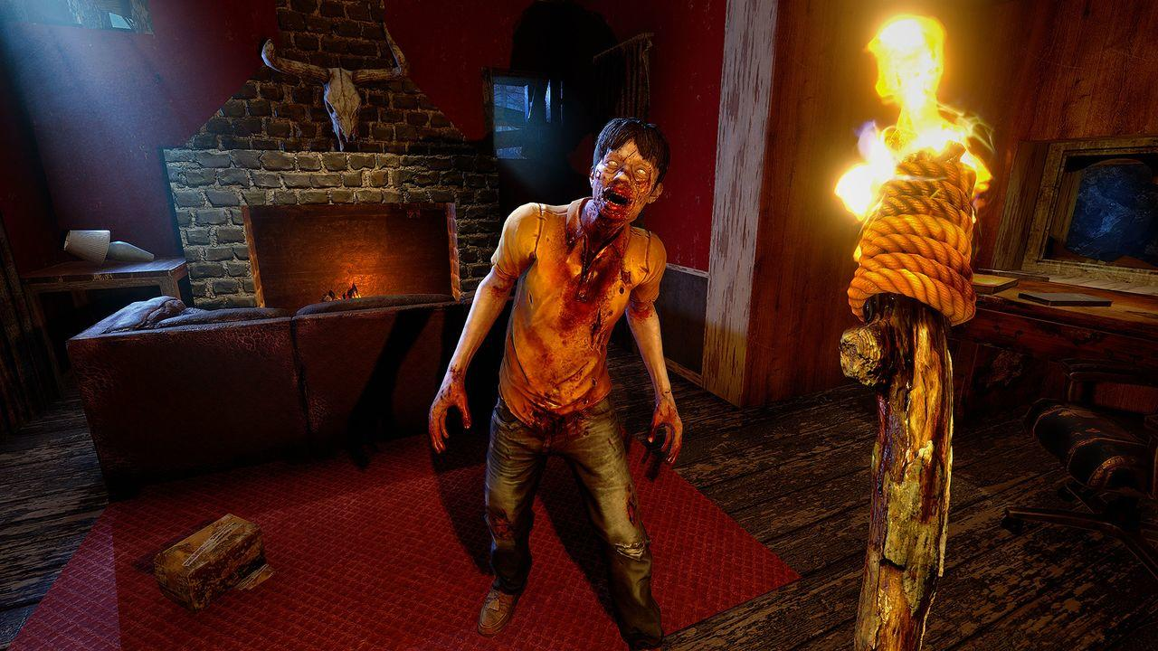 Ein Zombie mit Blut auf dem Hemd steht in einem Raum mit einer Fackel. Ein Kamin und ein Sofa sind im Hintergrund.