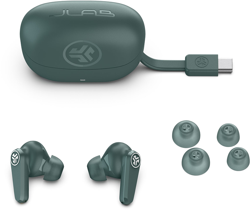 Zöld vezeték nélküli fülhallgató töltőtokkal, extra füldugókkal és USB-C kábellel. A JLab logó látható.