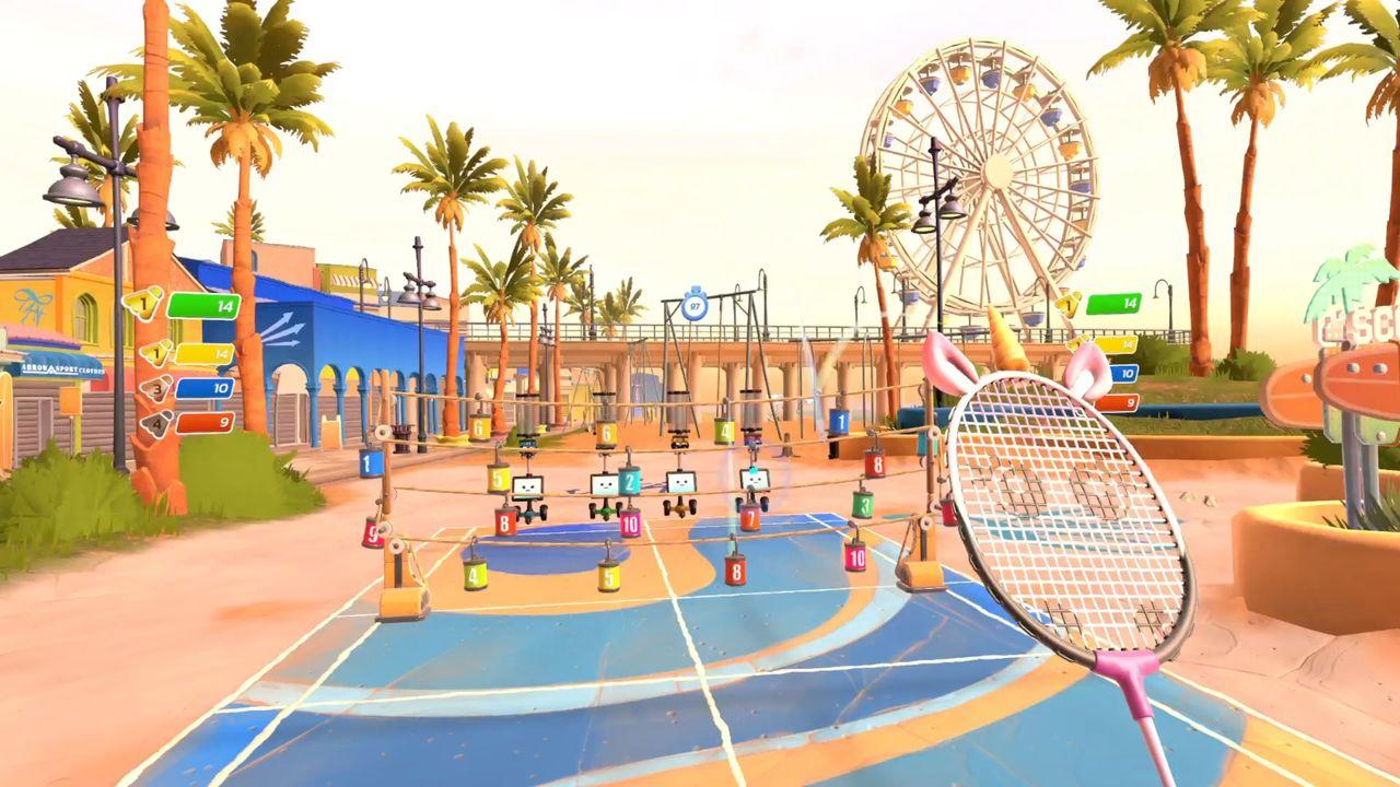 Ein Tennisplatz mit einem Schläger im Vordergrund. Ein Riesenrad, Palmen und Gebäude befinden sich im Hintergrund.