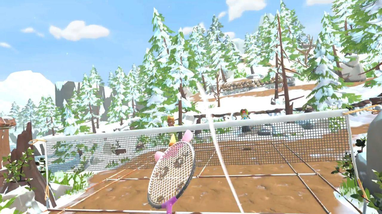 Ein Tennisschläger mit einem Cartoon-Gesicht wird vor einem Netz hochgehalten. Der Hintergrund zeigt eine schneebedeckte Berglandschaft.