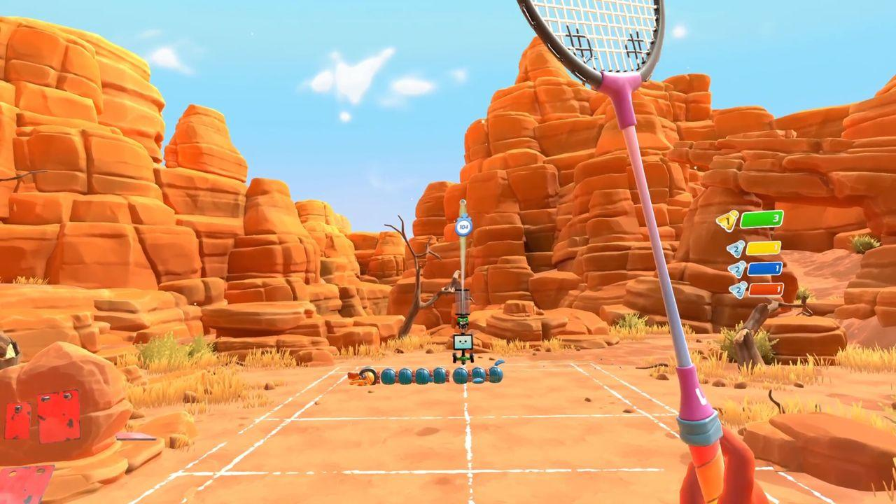 Ein Badmintonspiel in einem Wüstencanyon. Ein rosa Schläger wird im Vordergrund gehalten. Punktzahl und Spielelemente sind sichtbar.