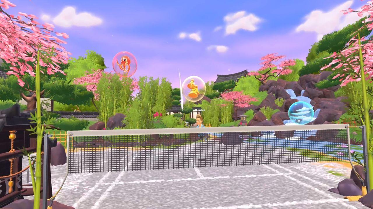 Tennisplatz mit Netz, drei schwebende Blasen mit Figuren, Kirschblüten, Wasserfall, Bambus und blauem Himmel.