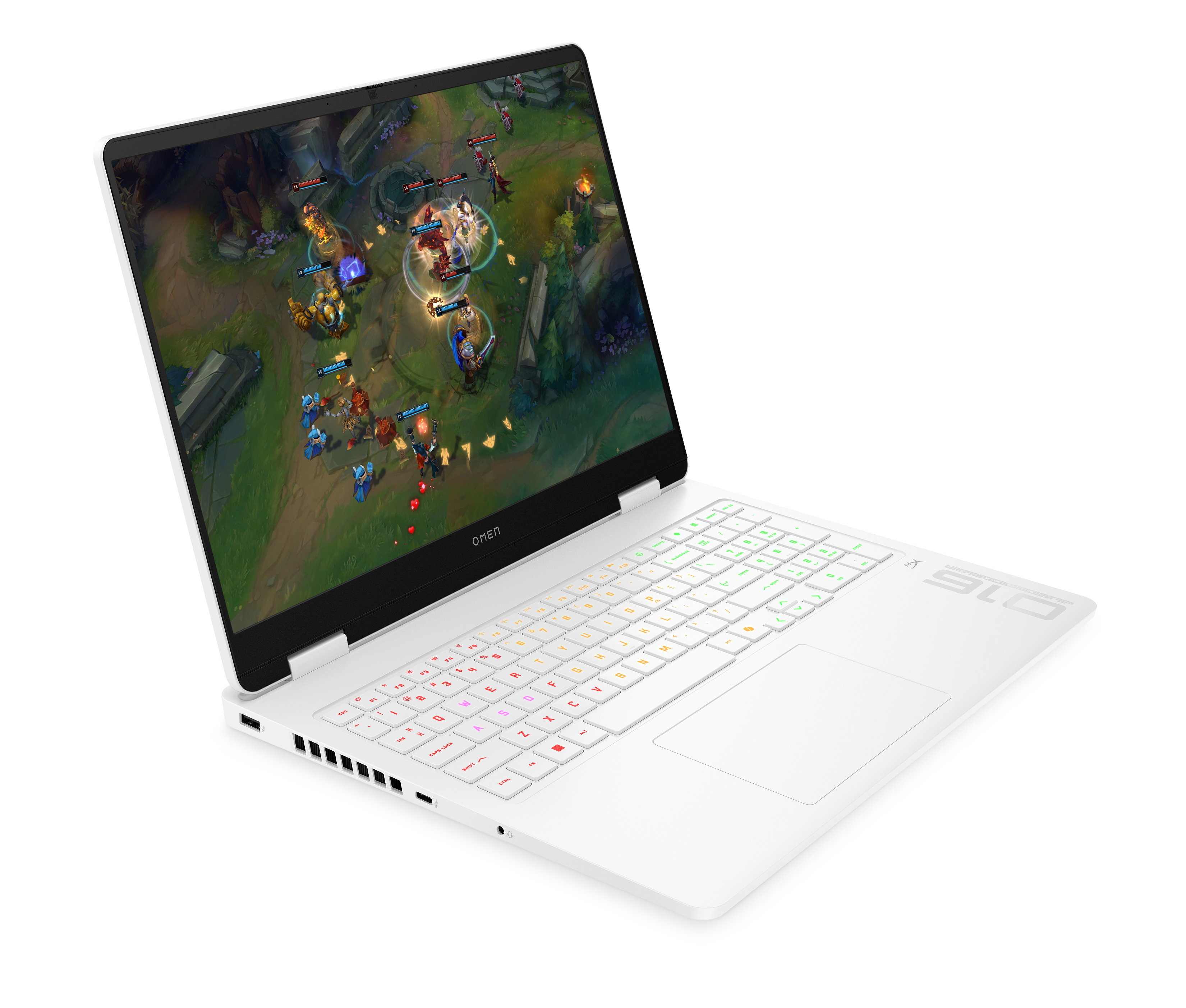 Laptop gaming Omen blanco mostrando un juego. Teclado con teclas coloridas. La pantalla muestra una batalla.