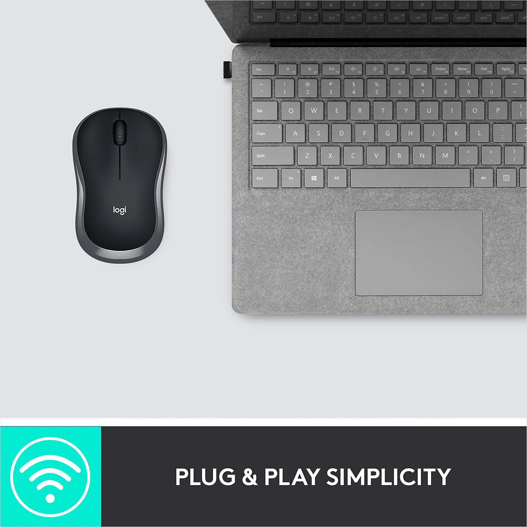 Mouse Logitech nero accanto a una tastiera grigia per laptop. L'immagine mostra 'Plug & Play Simplicity'.