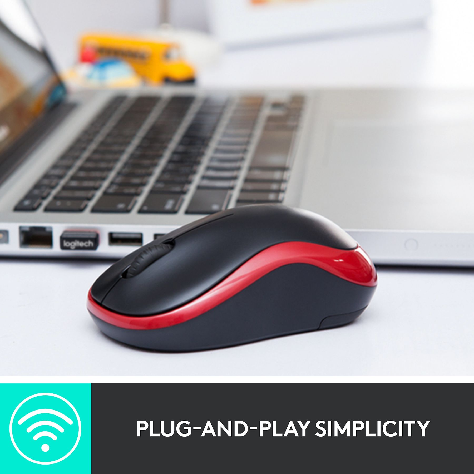 Un mouse Logitech nero e rosso è davanti a un laptop. Un autobus giocattolo è sullo sfondo. Il testo recita 'Plug-and-Play Simplicity'.