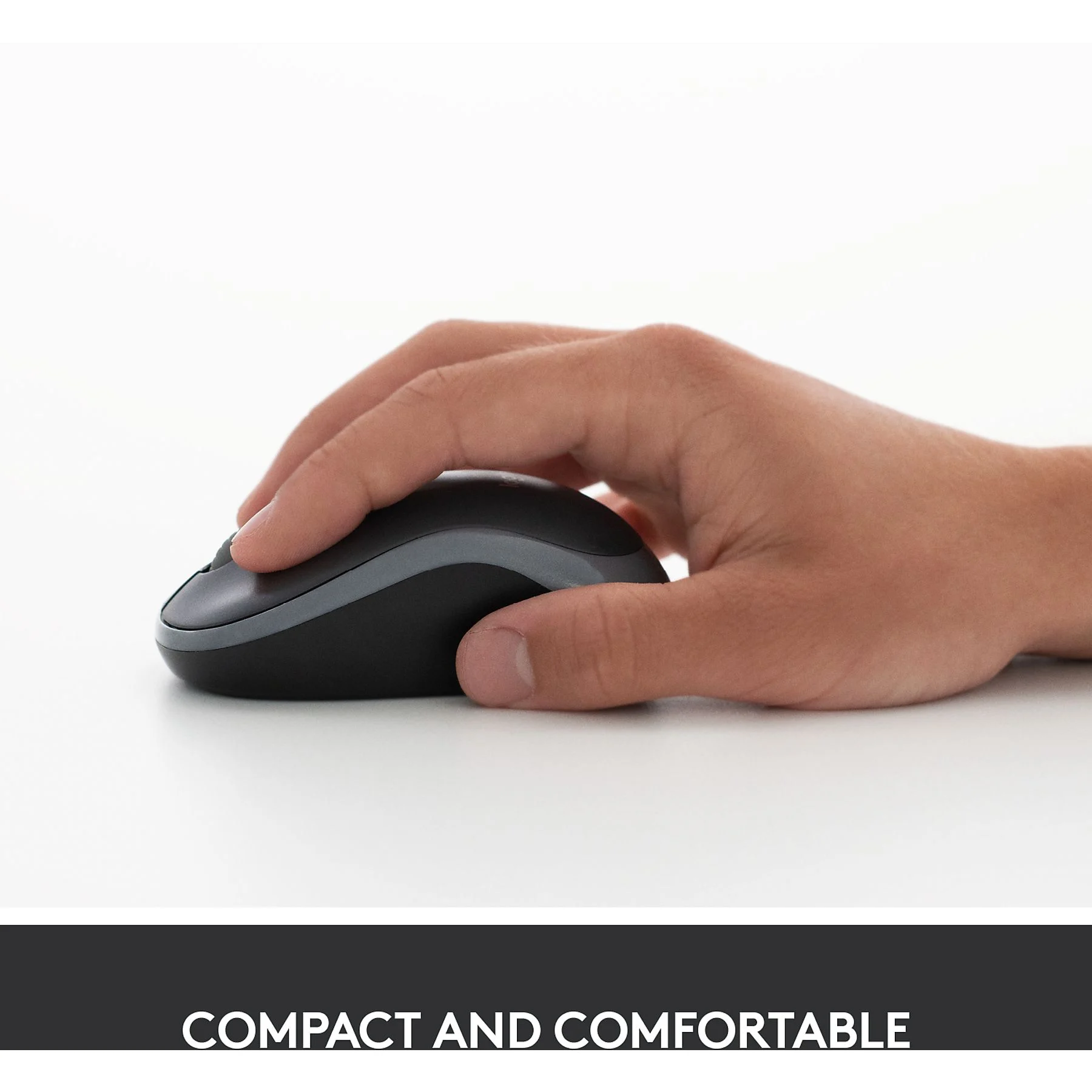 Una mano tiene un mouse nero per computer su una superficie bianca. Il mouse ha un accento grigio. Il testo sottostante dice: Compatto e confortevole.