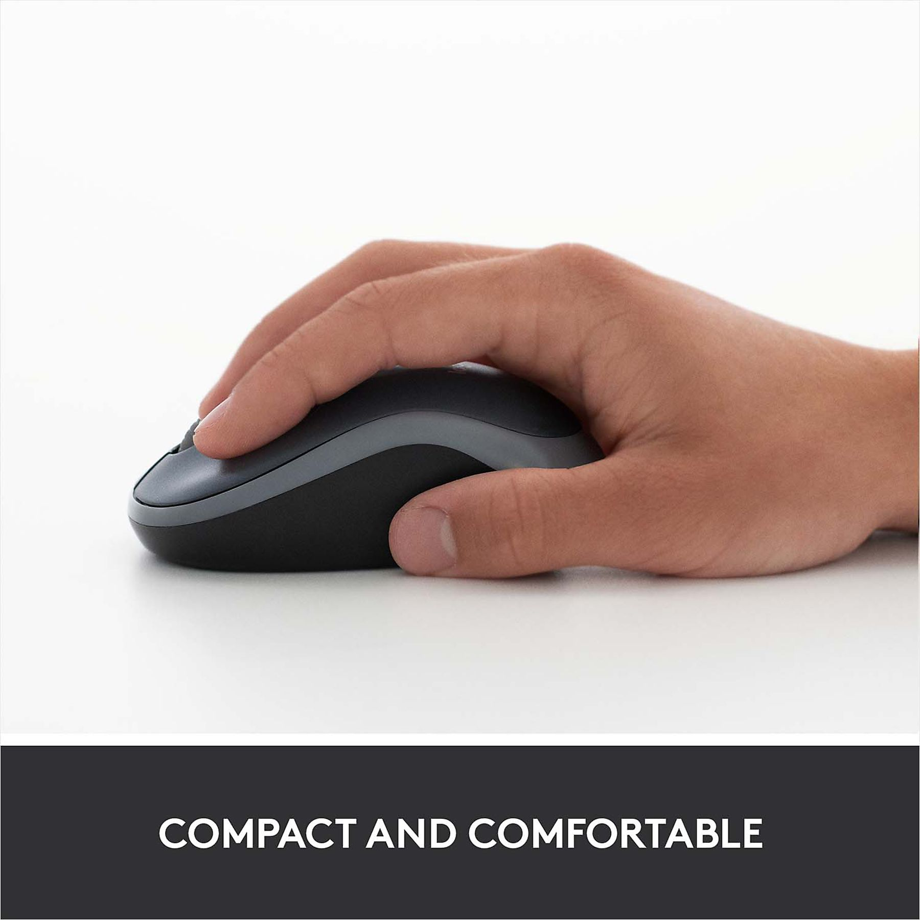 Una mano tiene un mouse nero e grigio su una superficie bianca. Il testo in basso dice 'Compatto e comodo'.