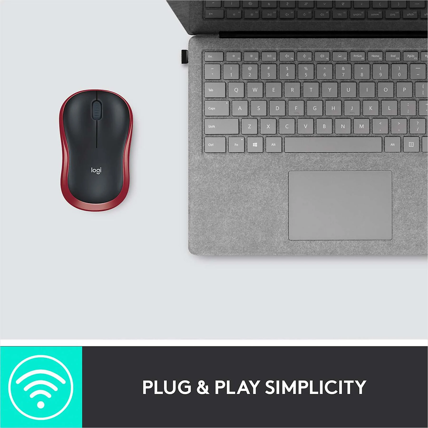 Un mouse Logitech rosso e nero accanto a una tastiera grigia per laptop. Sotto, le parole "Plug & Play Simplicity".
