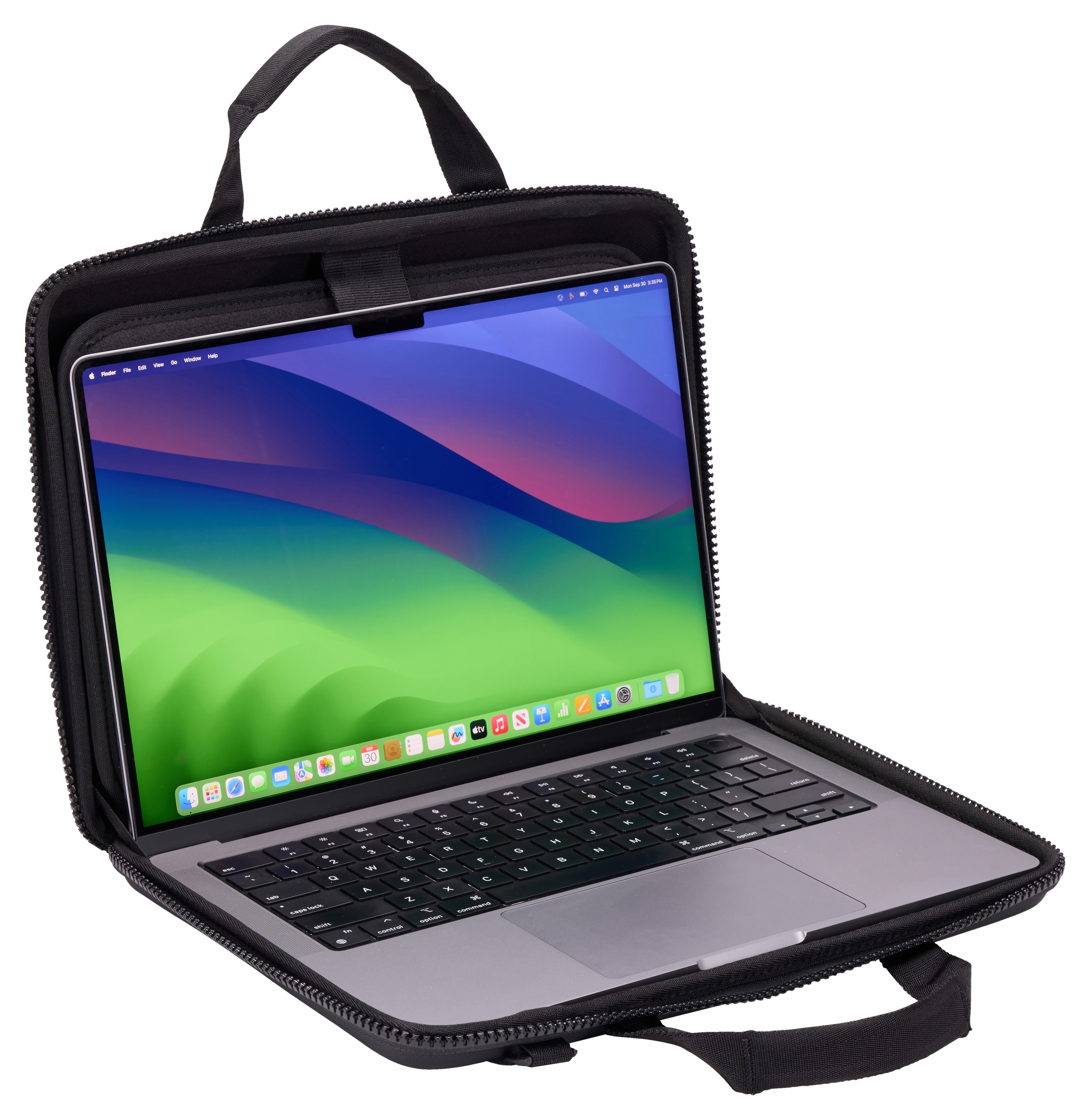 Siyah bir çantada bir dizüstü bilgisayar. Ekran, uygulamalarla macOS masaüstünü gösterir. Çantanın fermuarı ve kulpları vardır.