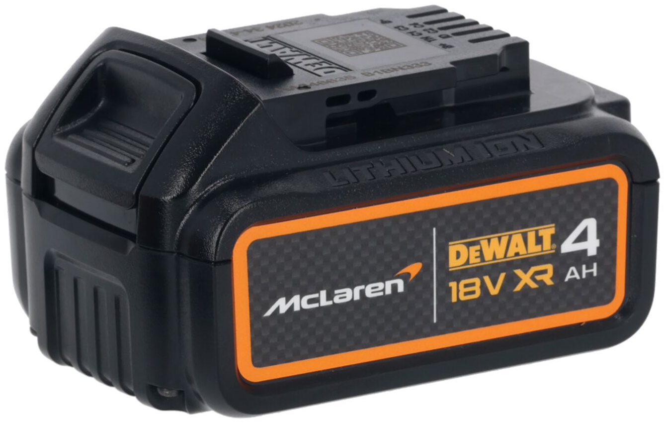 Fekete DeWalt 18V XR akkumulátor narancssárga szegéllyel és McLaren logóval. Lítium-ion technológiával és 4 Ah kapacitással.