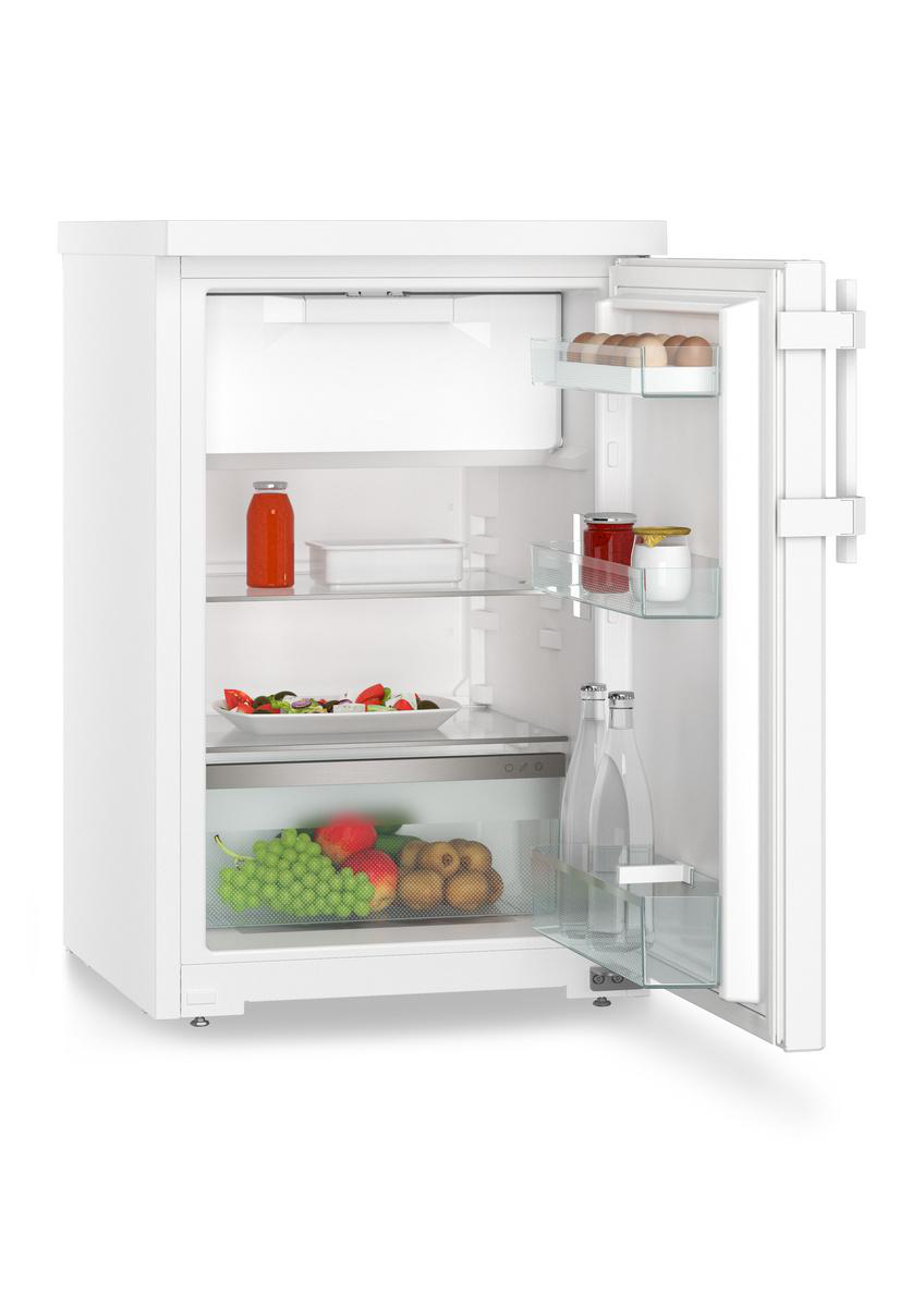 Weißer Kühlschrank geöffnet, mit Früchten, Gemüse, Flaschen, Gläsern und Eiern. Rote Saftflasche und Salat sind sichtbar.