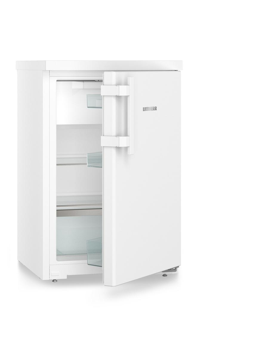 Ein weißer Liebherr-Kühlschrank mit leicht geöffneter Tür, die Glasböden zeigt. Der Hintergrund ist sauber weiß.