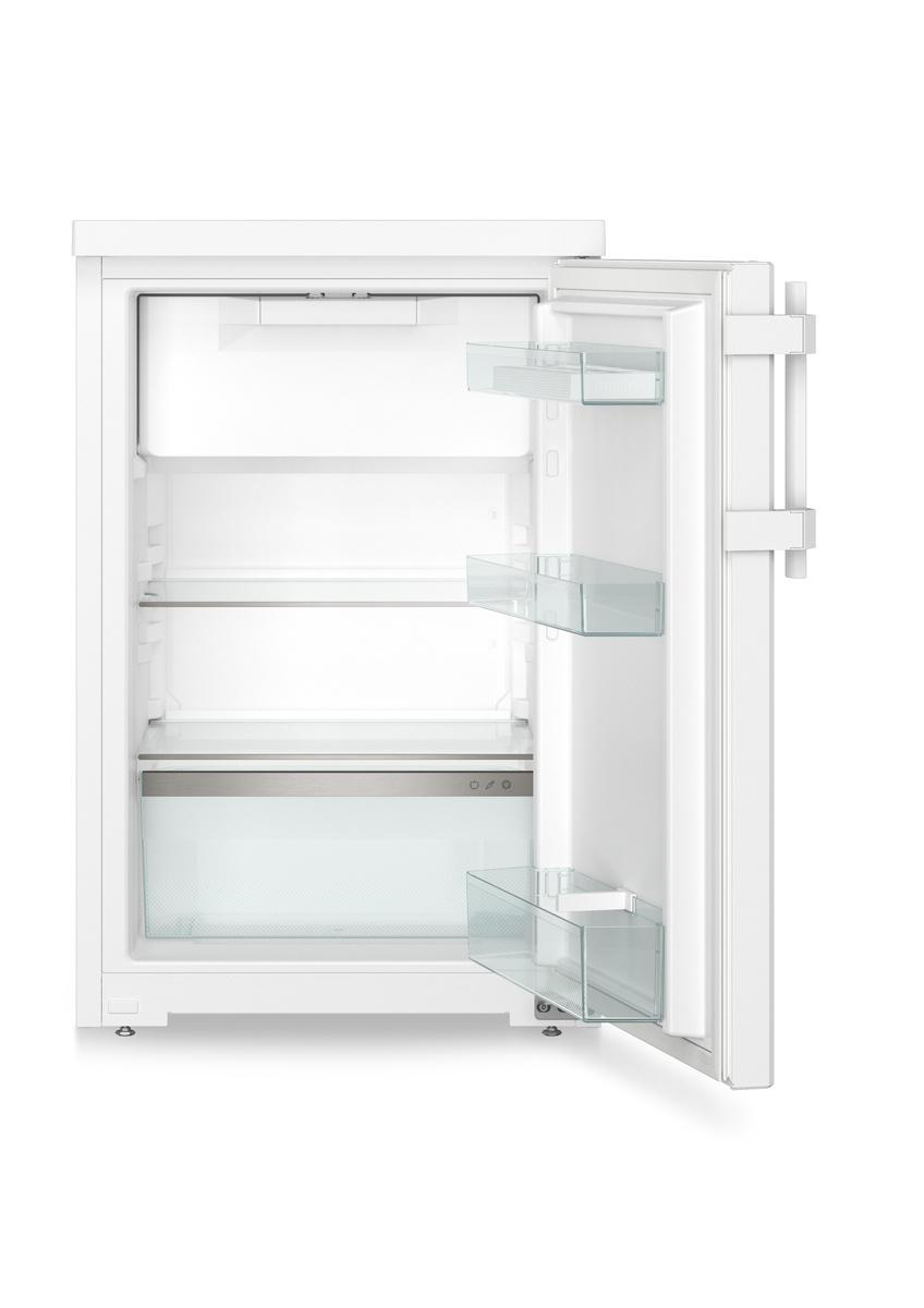 Ein weißer Kühlschrank mit offener Tür. Er hat Regale und transparente Kunststofffächer. Der Hintergrund ist weiß.
