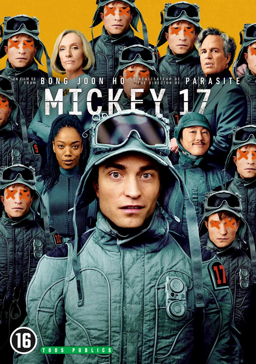 Affiche du film Mickey 17. Présente un groupe de personnes en uniformes futuristes. Le titre est affiché en gras. Classement 16.