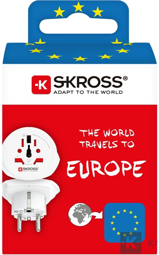 Egy fehér SKROSS adapterdoboz, EU zászlóval és a 'The world travels to Europe' felirattal. Az adapter fehér.
