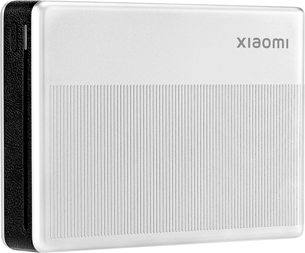 Egy fehér Xiaomi power bank. Felül a Xiaomi logója látható. A bal oldala fekete, textúrált. Az alsó részén függőleges vonalak vannak.