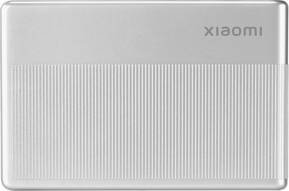 Ezüst Xiaomi tablet hátlap. A felső rész sima, az alsó függőleges vonalas. A Xiaomi logója fent jobbra.