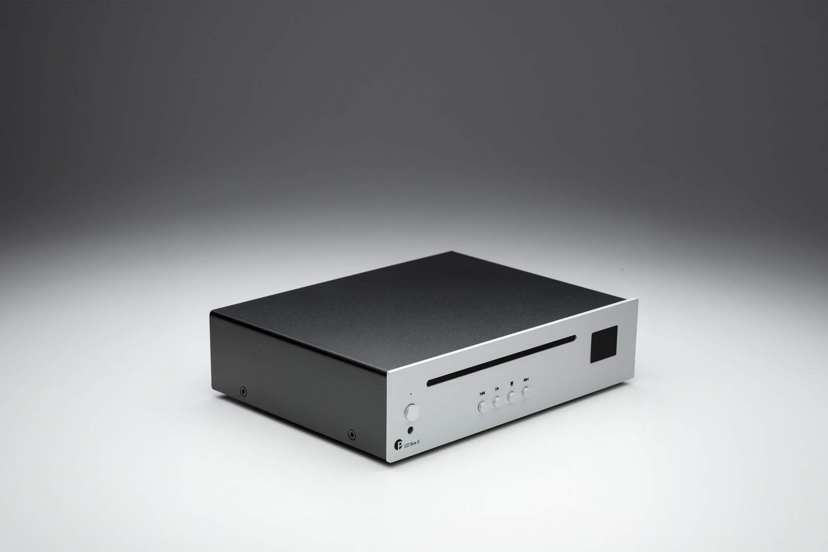 Ein schwarzer und silberner CD-Player auf einem grauen Hintergrund. Er hat Knöpfe und ein Display auf der Vorderseite.