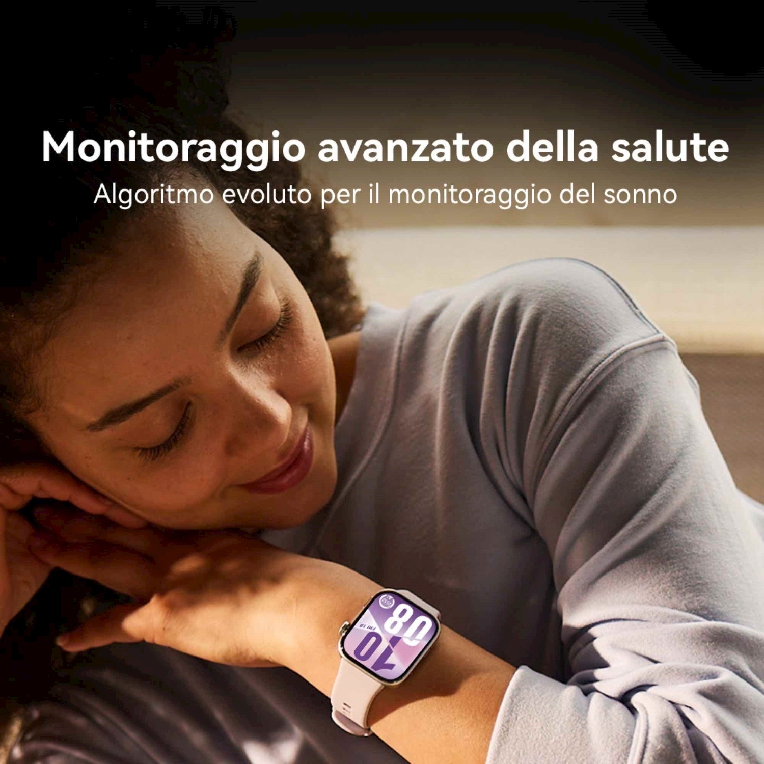 Una donna sorride, indossa uno smartwatch. L'orologio mostra l'ora e le metriche di salute, suggerendo un monitoraggio avanzato della salute.