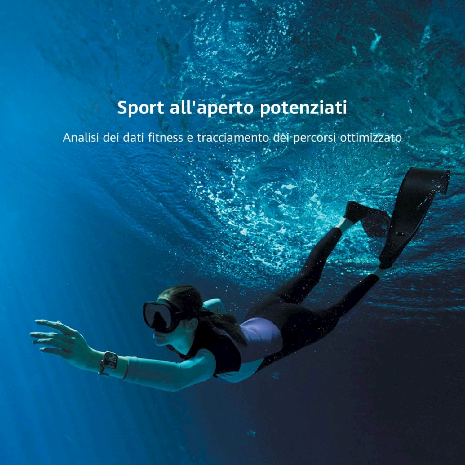 Una persona con attrezzatura subacquea nuota sott'acqua. La persona indossa occhiali, muta e pinne. Lo sfondo è blu scuro con bolle d'acqua.
