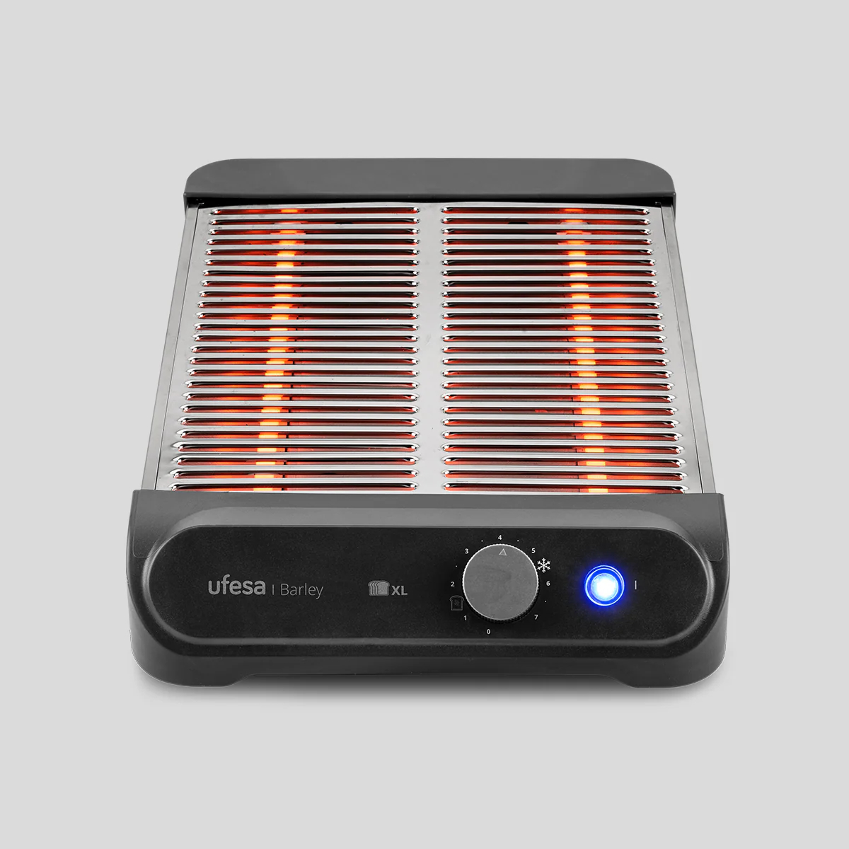 Una tostadora Ufesa Barley XL negra y plateada. Los elementos calefactores brillan en naranja. Tiene un dial y una luz de encendido azul.