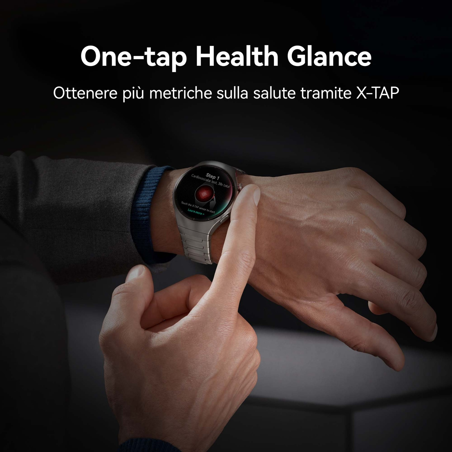 Il polso di una persona con smartwatch mostra metriche di salute. Il testo sullo schermo dell'orologio dice 'Cardiovascular test'. La persona tocca l'orologio.