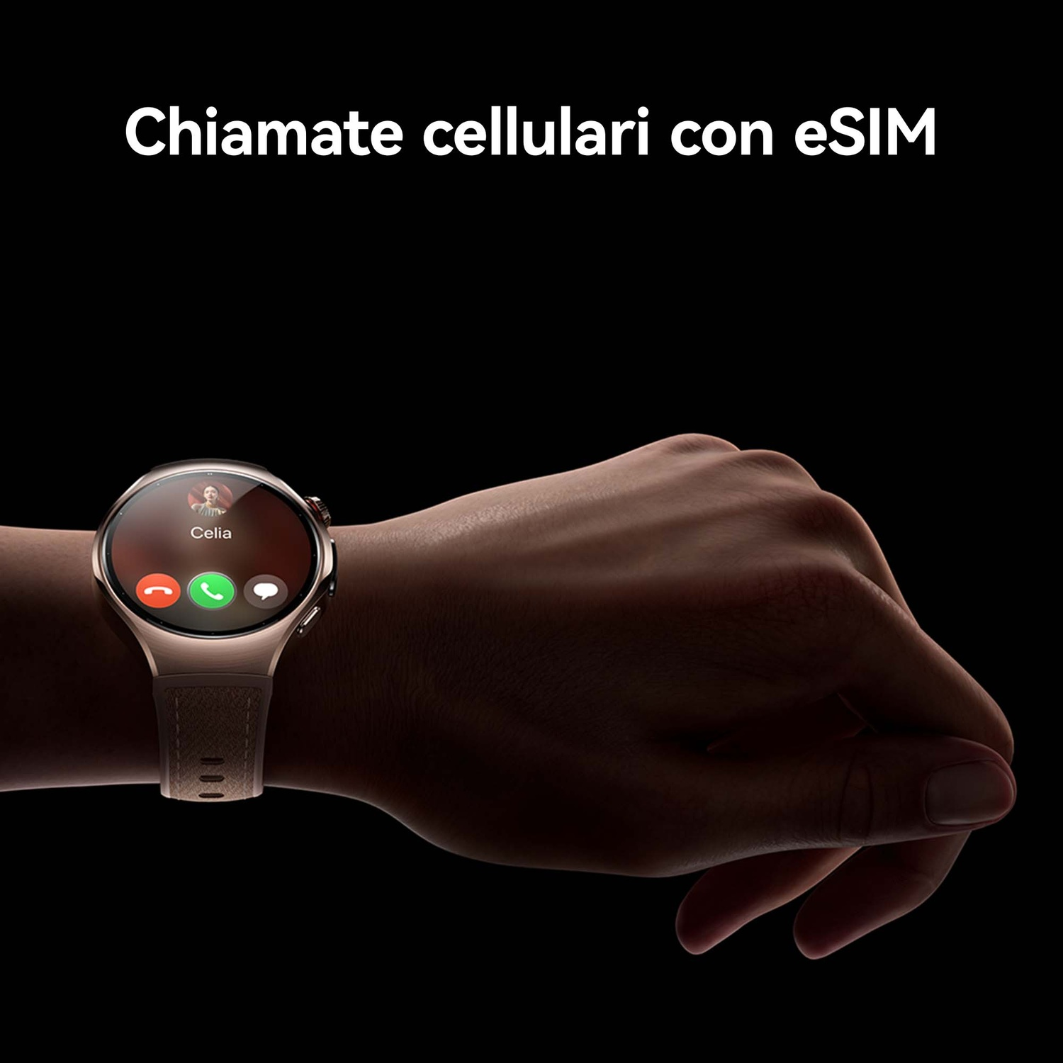 Un polso con uno smartwatch che mostra una chiamata da Celia. L'orologio è dorato, con cinturino marrone, e lo schermo mostra una chiamata.