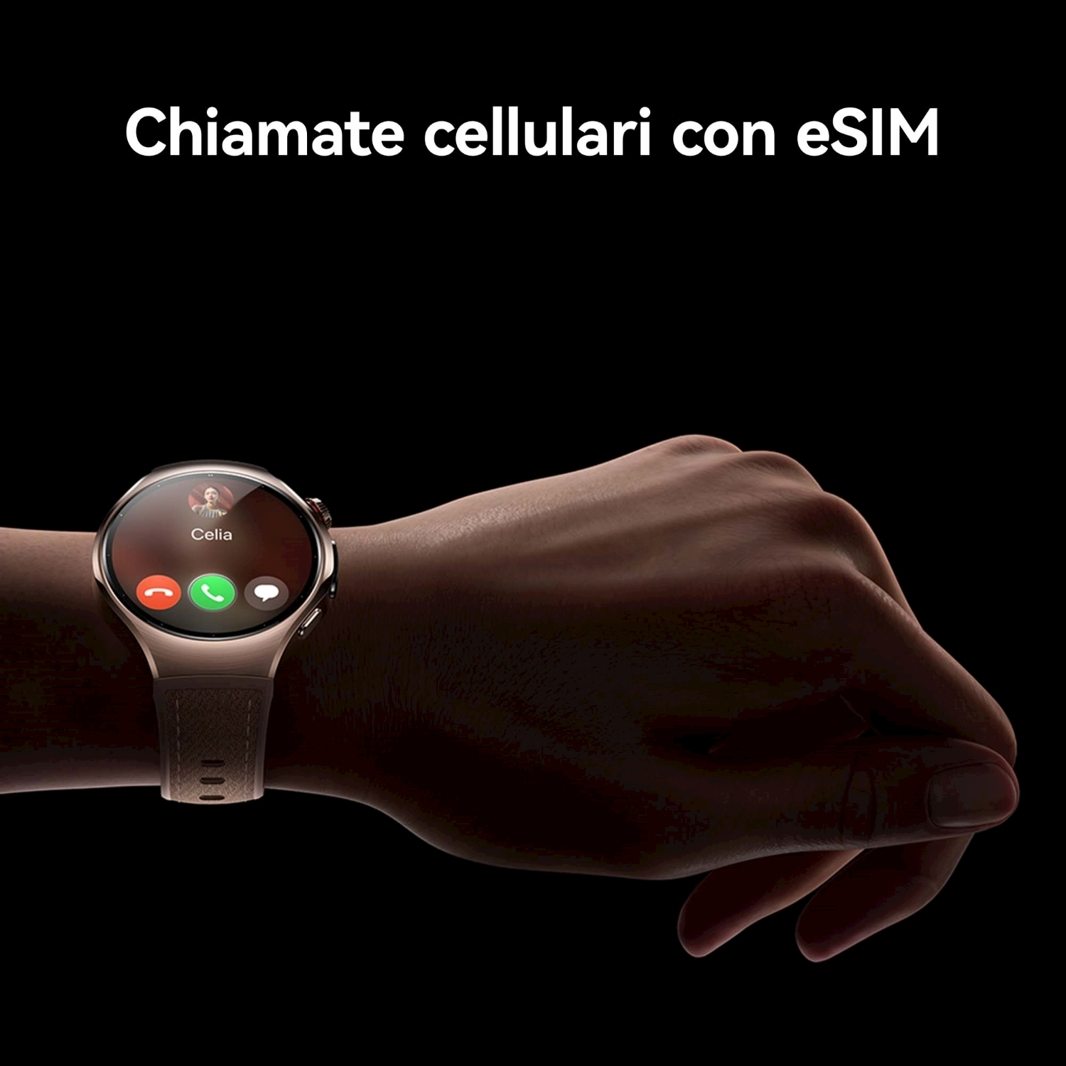 Uno smartwatch al polso mostra una chiamata da Celia. L'orologio è dorato con un cinturino in pelle marrone, sfondo nero.