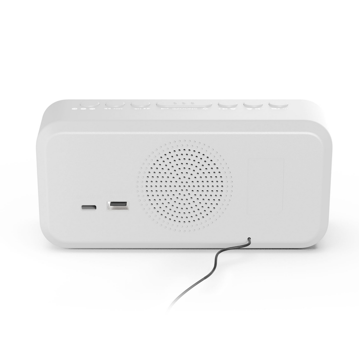 Un despertador blanco con altavoz, botones y puerto USB. Hay un cable negro conectado. El fondo es blanco.