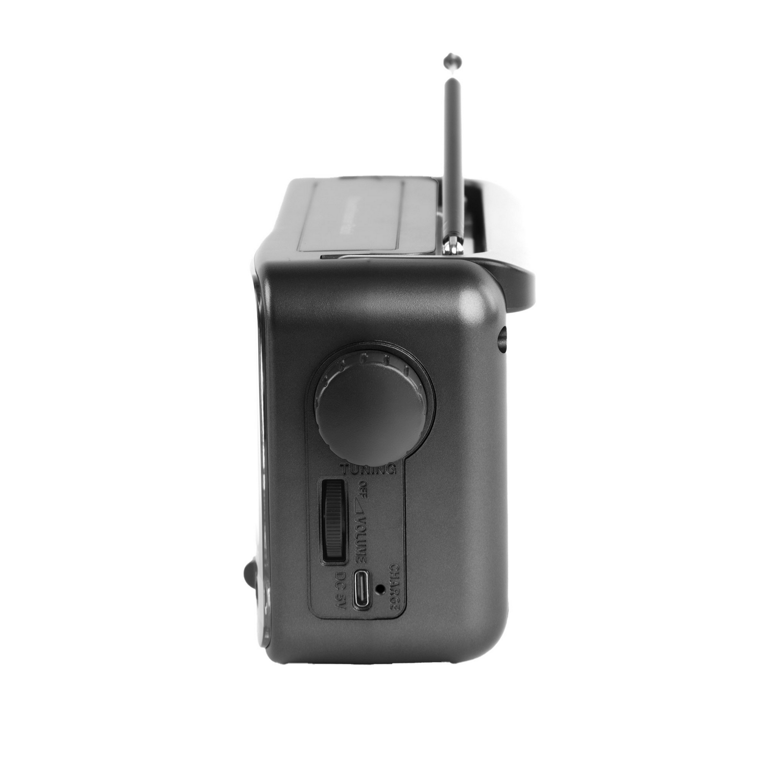Vista lateral de una radio negra. Tiene un botón de sintonización, un control deslizante de volumen, una antena y un puerto de carga. El fondo es blanco.