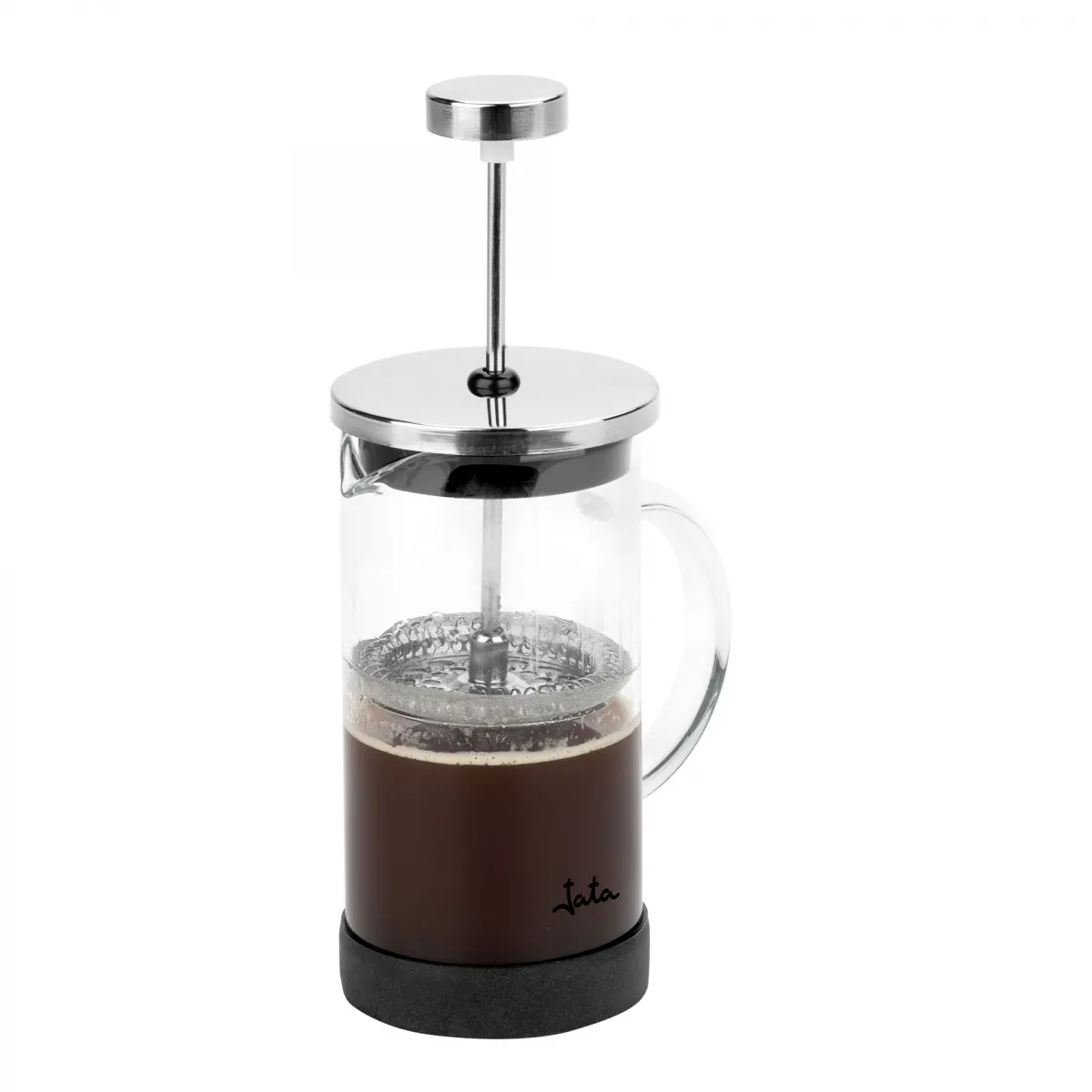 Una prensa francesa de vidrio con café. Tiene tapa y mango plateados. La base es negra. La marca es Jata.