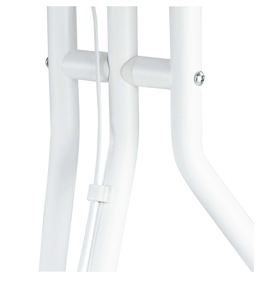 Primer plano de la estructura metálica blanca de una silla. Un cable blanco está sujeto a una de las patas. Se ven uniones, pernos y soportes curvos.