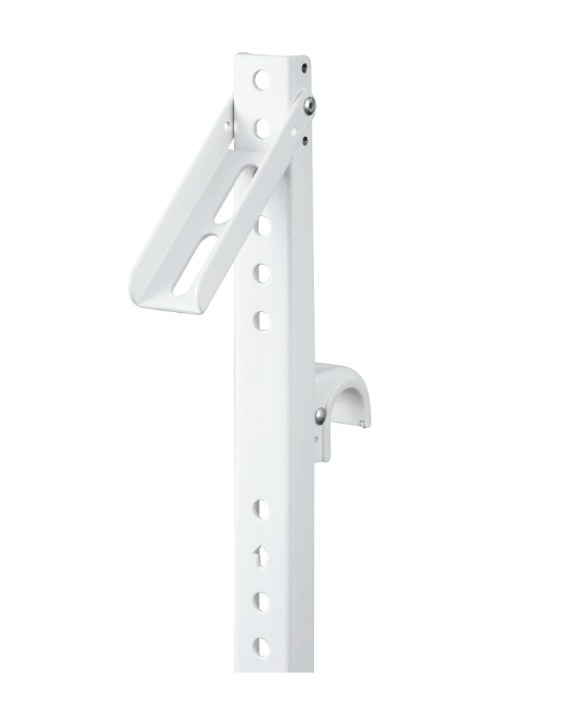 Soporte metálico blanco con soporte curvado y orificios. Montado sobre fondo blanco, sugiriendo una configuración limpia y aislada.
