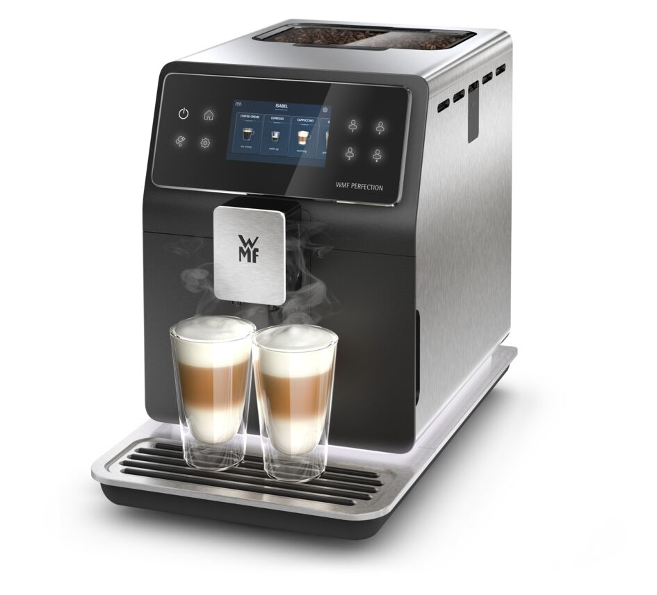 Una cafetera con dos vasos de latte. La máquina es negra y plateada, con pantalla táctil. Sale vapor de las bebidas.