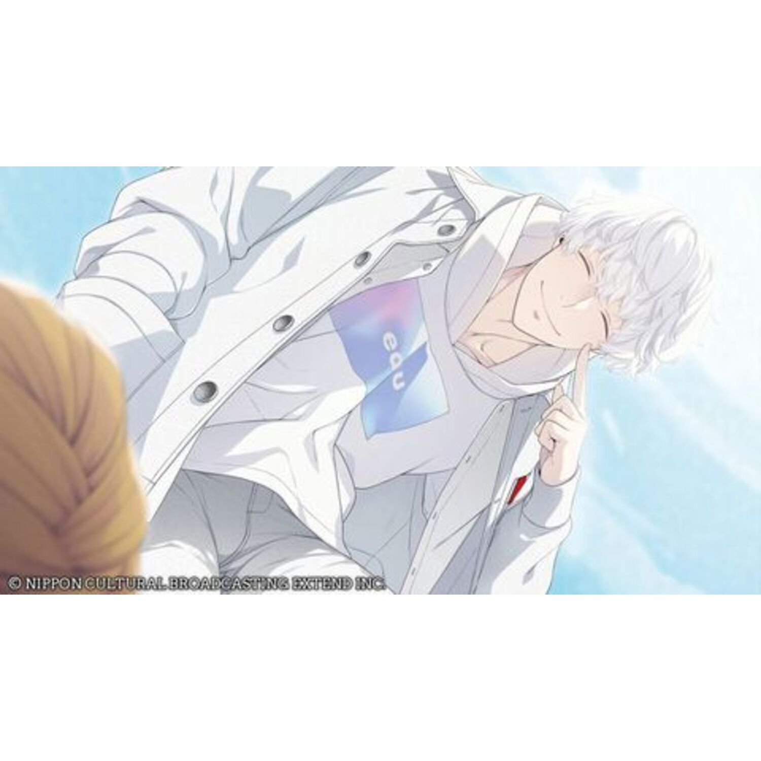 Anime-personage met wit haar en jas, glimlachend en wijzend naar hun neus. Achtergrond is een vage lucht.