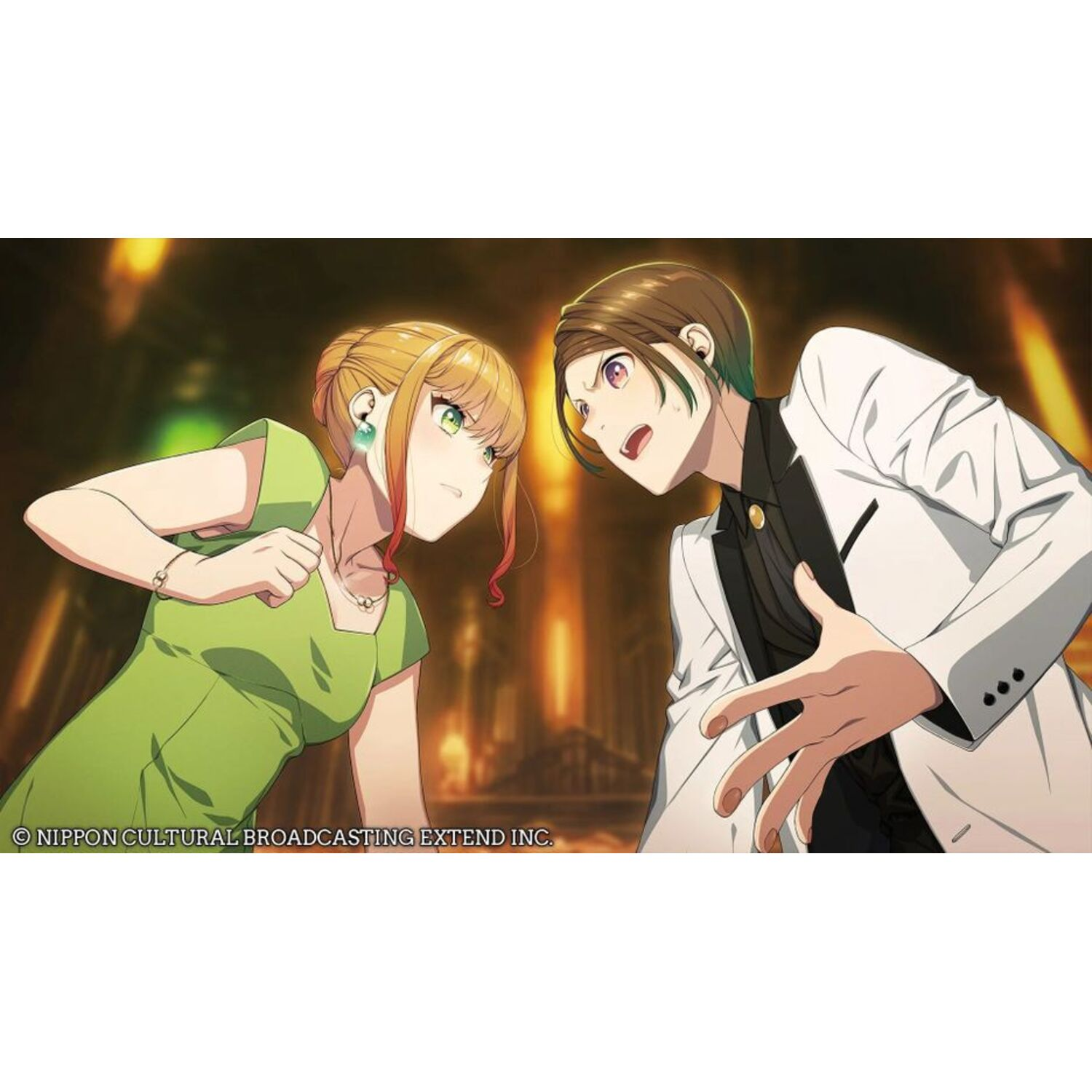 Anime-achtige illustratie: een vrouw in een groene jurk en een man in een wit pak ruziën. Achtergrond is vervaagd met warme kleuren.