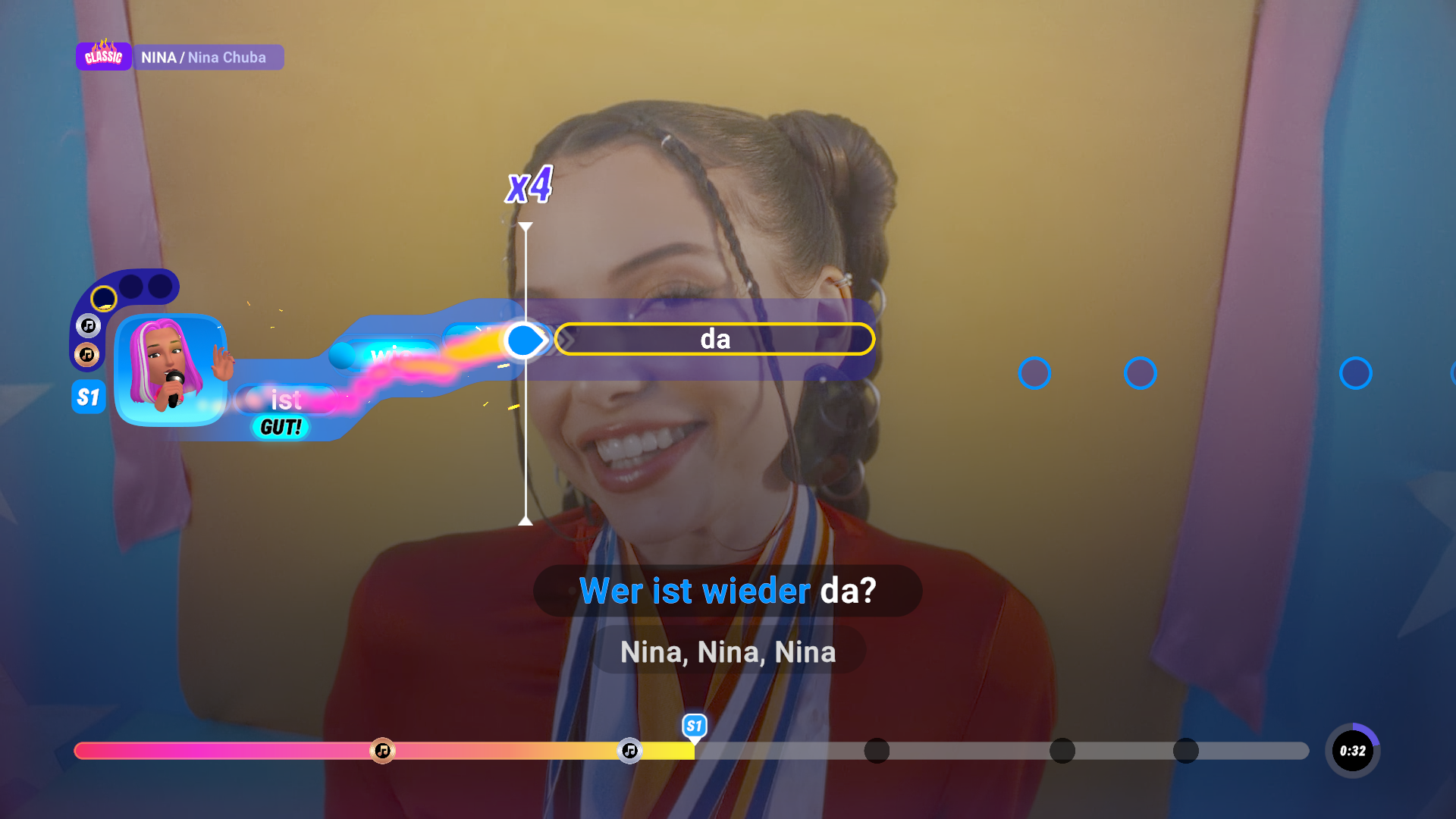 Una donna sorride mentre canta in un gioco musicale. L'interfaccia di gioco include testo, un punteggio e una barra di avanzamento.
