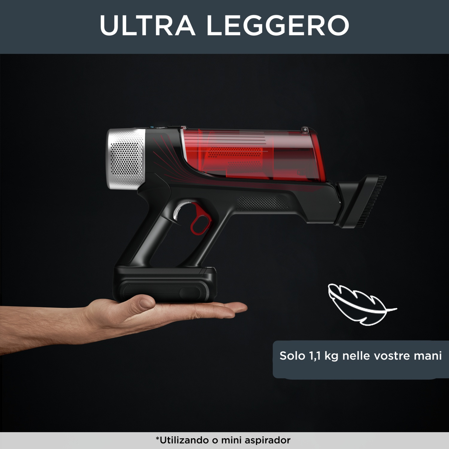 Un aspirapolvere portatile nero e rosso è tenuto in una mano. Testo: 'ULTRA LEGGERO' e 'Solo 1,1 kg nelle vostre mani'.
