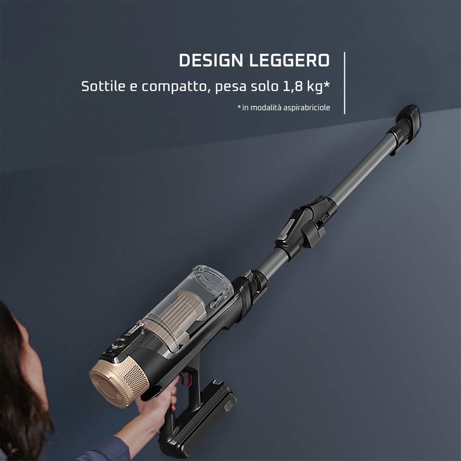 Una persona tiene un aspirapolvere nero e oro su sfondo blu scuro. Il testo recita "DESIGN LEGGERO".