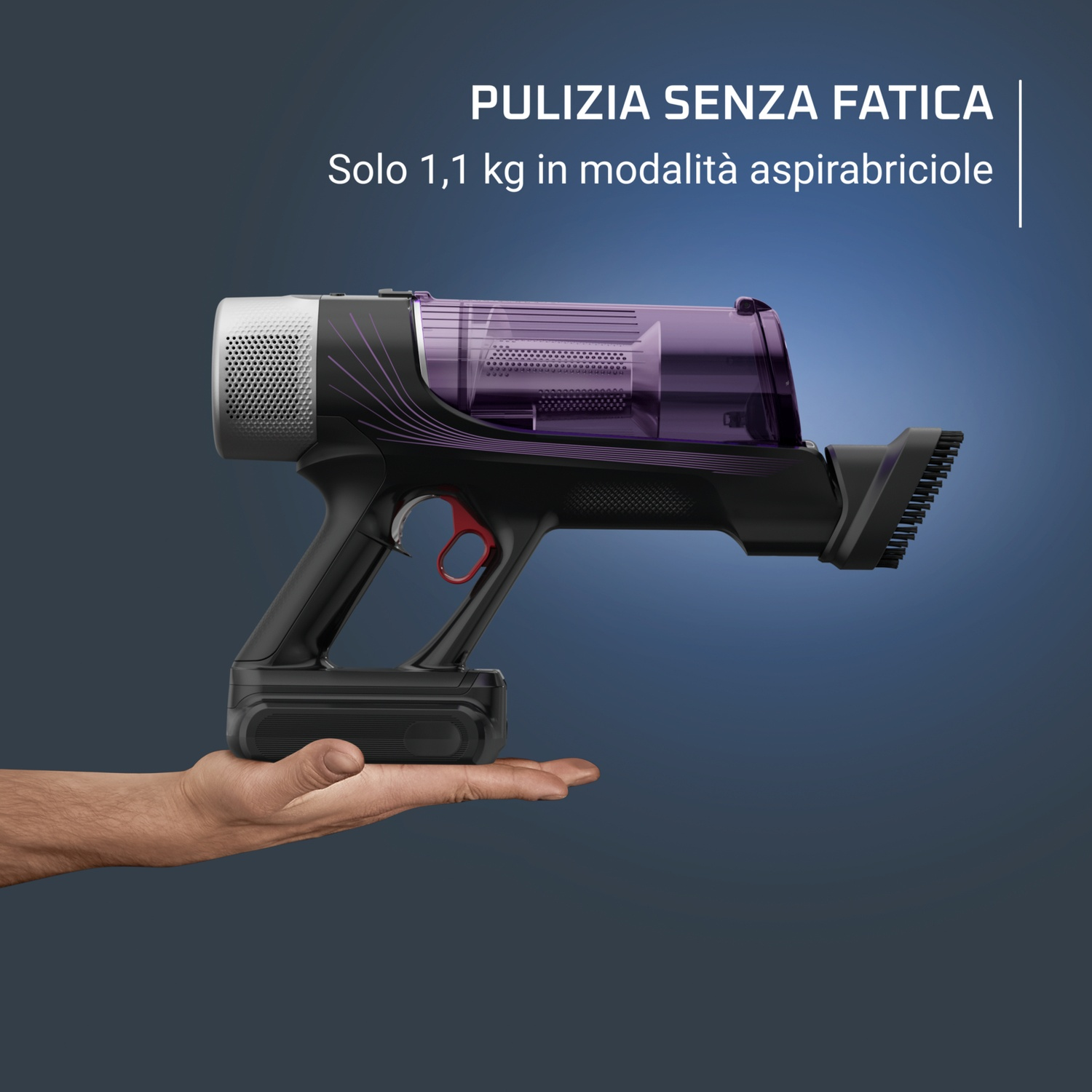 Una mano tiene un aspirapolvere senza fili nero e viola, una dimostrazione del prodotto su sfondo blu. Sovrapposizioni di testo.