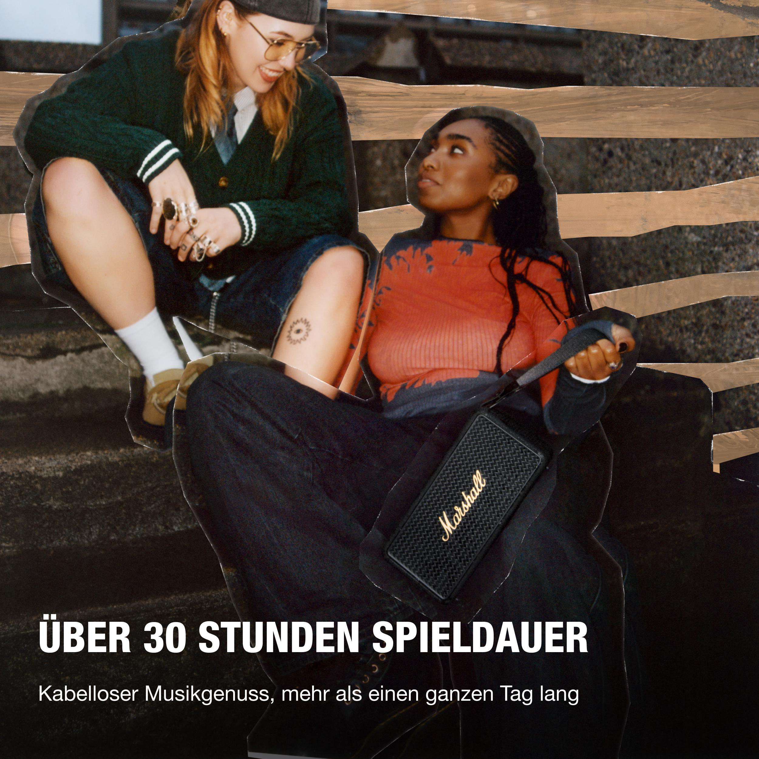 Zwei Personen sitzen. Einer hält einen Marshall-Lautsprecher. Der Hintergrund hat Holzplanken. Der Text lautet "Über 30 Stunden Spielzeit".
