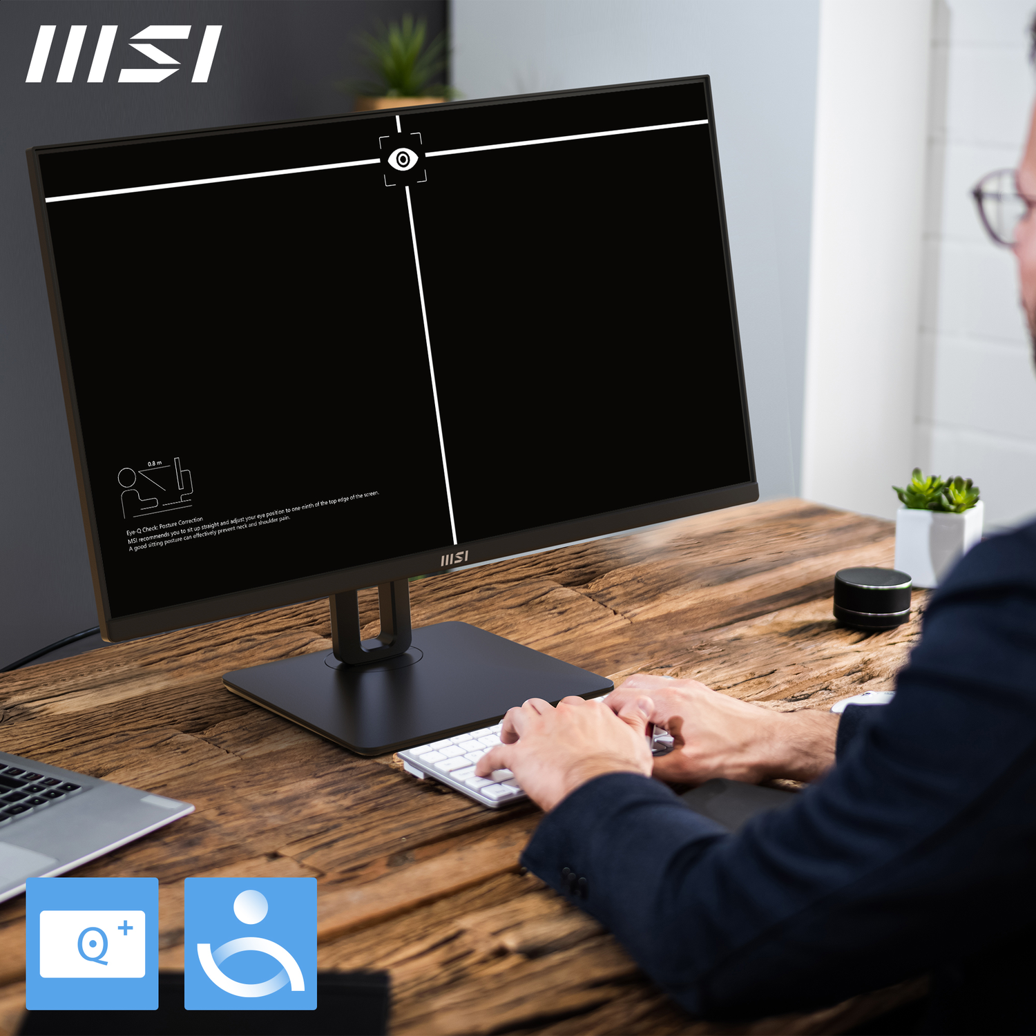 Un homme utilise un clavier blanc devant un écran d'ordinateur noir. Le moniteur est sur un bureau en bois. Le logo MSI est visible.
