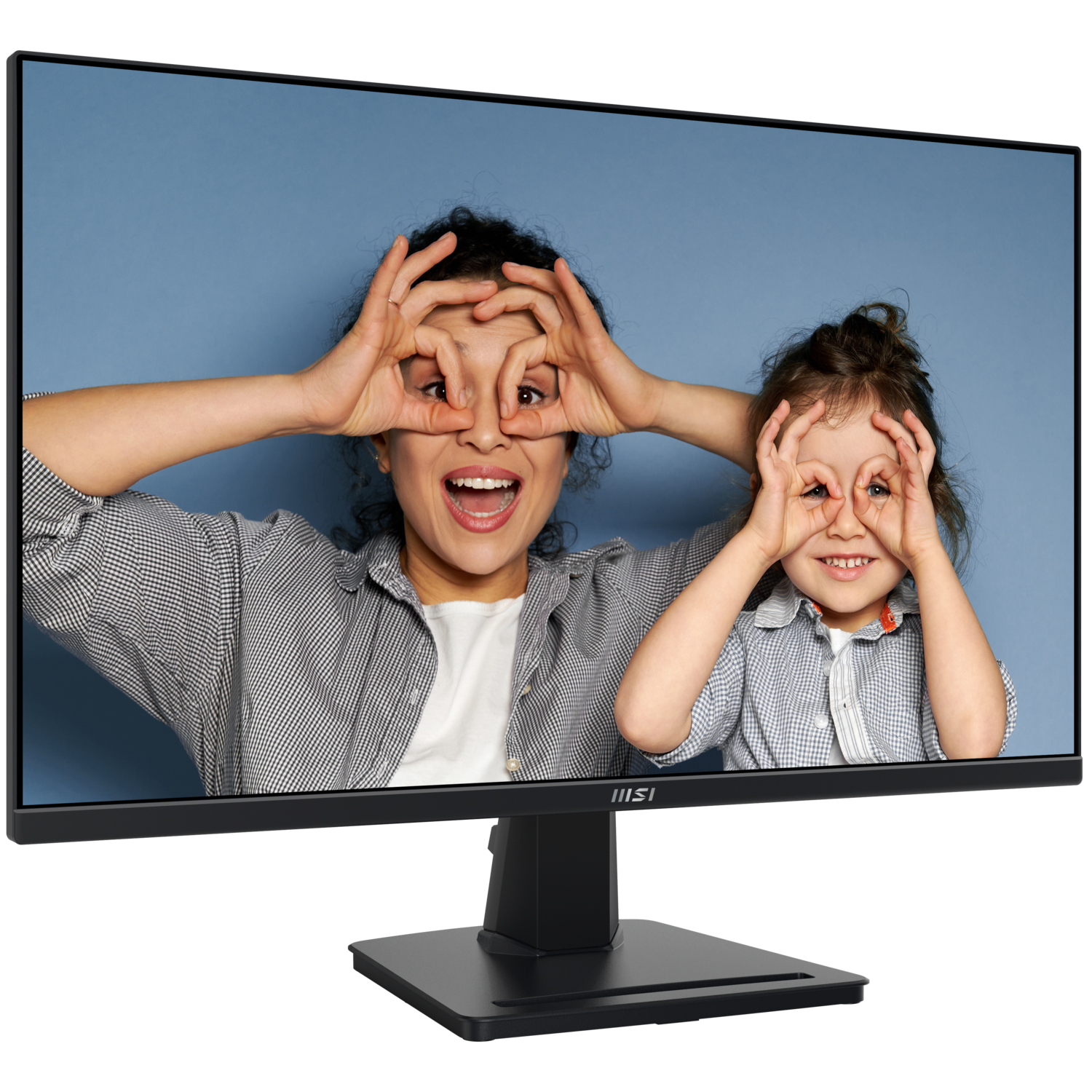 Un écran d'ordinateur affiche une femme et un enfant faisant des lunettes avec leurs mains. Fond bleu. Moniteur sur un pied noir.