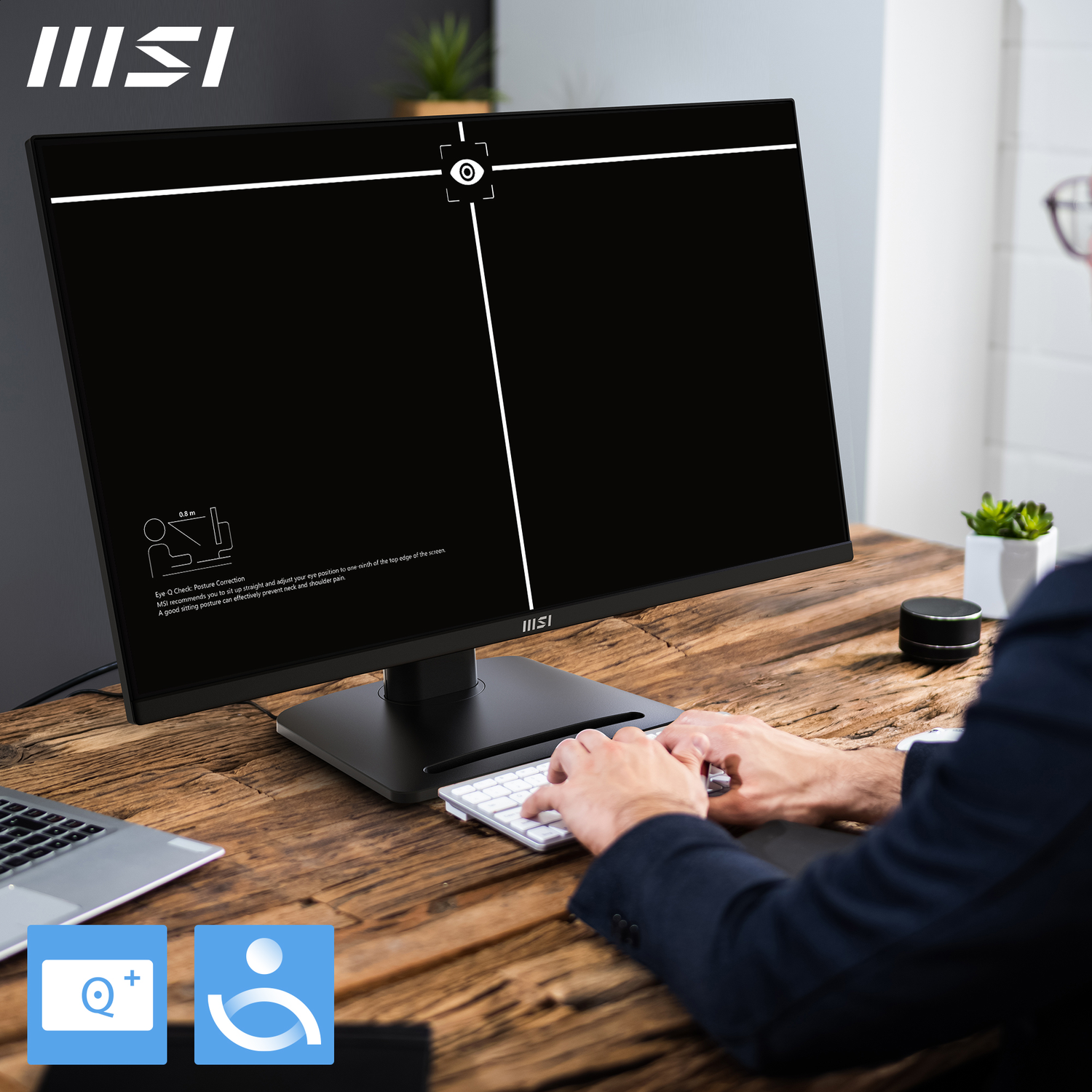 Une personne utilise un ordinateur avec un écran noir. L'écran affiche des instructions de contrôle oculaire. Clavier et souris sont sur le bureau en bois.