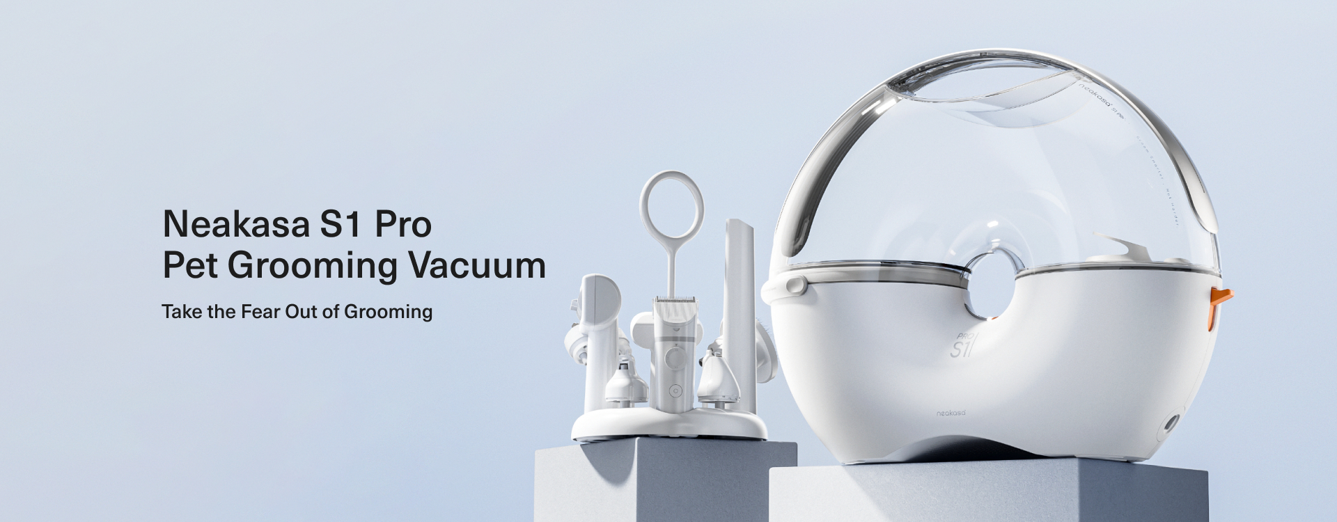 Ein Tierpflege-Staubsauger, weiß mit durchsichtigem Aufsatz und Zubehör. Der Text auf dem Bild lautet Neakasa S1 Pro Pet Grooming Vacuum.