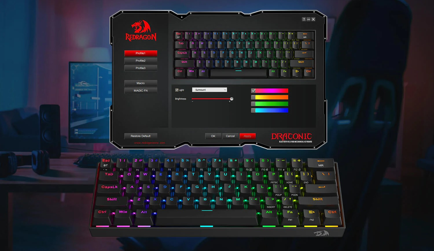 Klawiatura z kolorowymi klawiszami na biurku. Otwarty panel oprogramowania, pokazujący opcje oświetlenia.