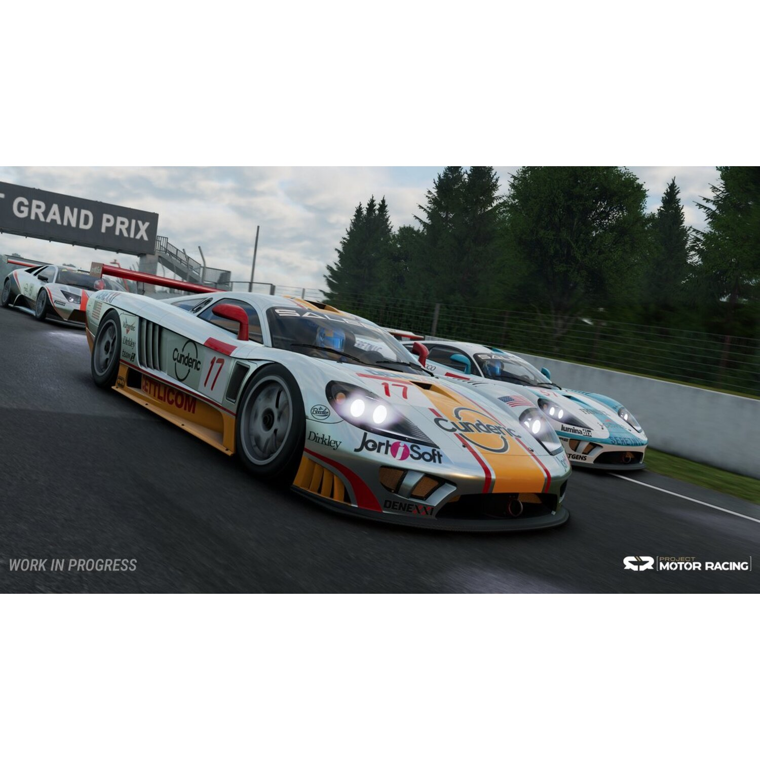 Racewagens racen op een circuit. De leidende auto is wit met oranje en rode accenten. Bomen en een 'Grand Prix' bord op de achtergrond.