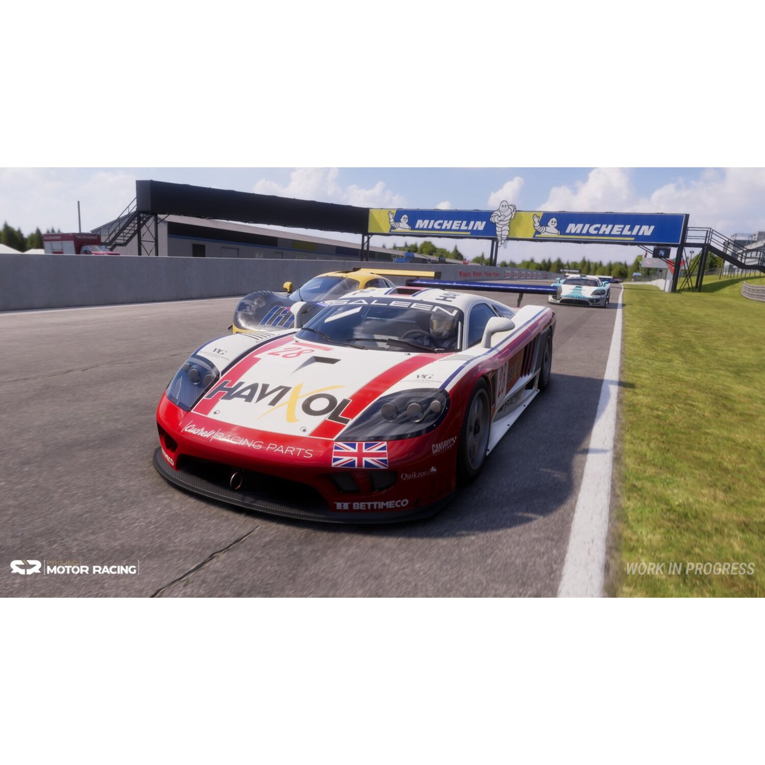Racewagens op een circuit. Een rode, witte en blauwe auto leidt, gevolgd door gele en witte auto's. Michelin-banners zijn zichtbaar.