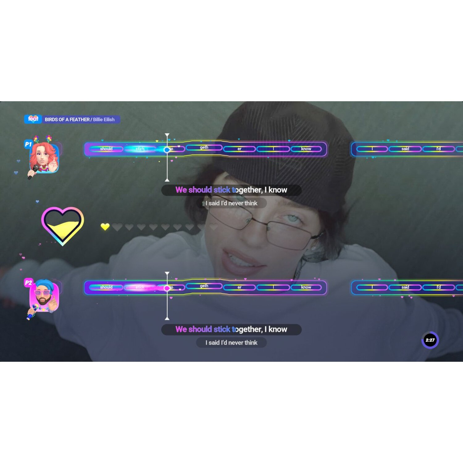 Billie Eilish zingt een lied. De songteksten verschijnen op het scherm, samen met karaoke-achtige markeringen. Er zijn twee avatars aanwezig.