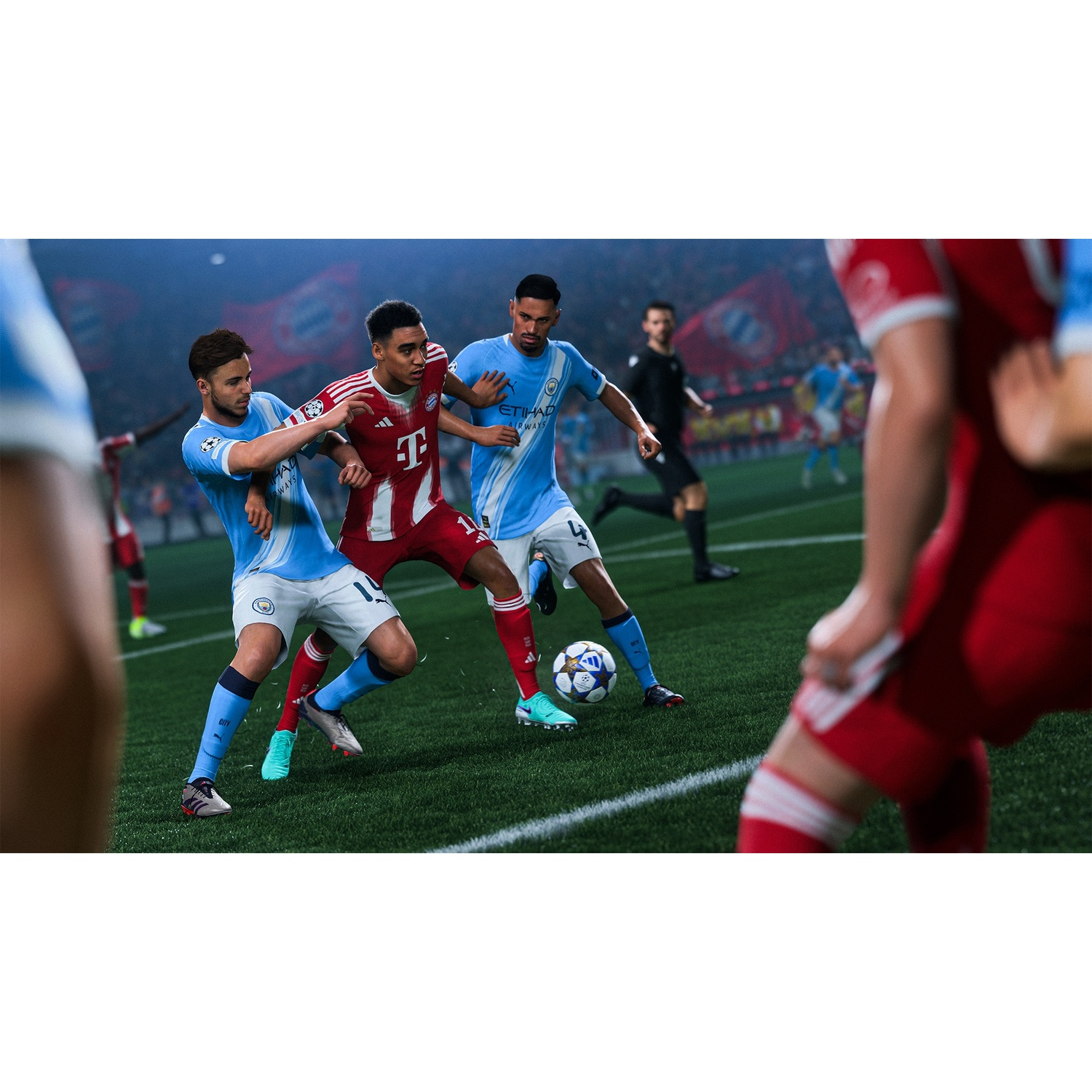 Giocatori di calcio in azione. Uno in maglia rossa con due in maglie azzurre. La palla è al centro del campo, vicino ai giocatori.